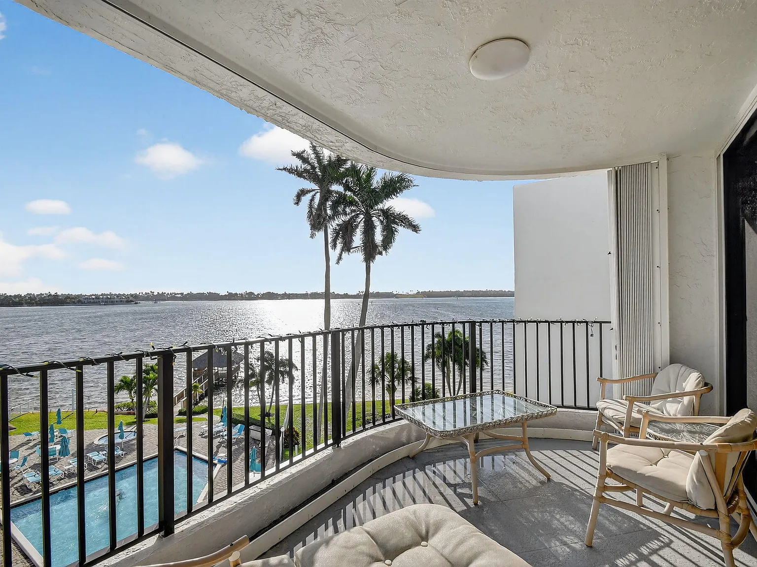 Lakeshore Condo — Photo 3