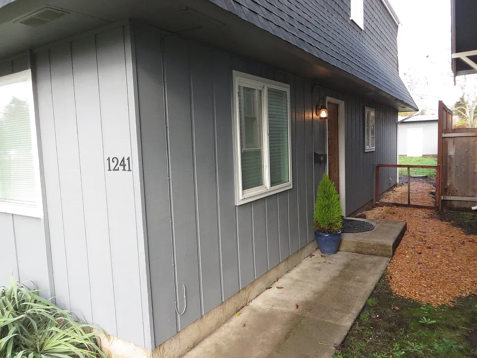 1241 W 12th Ave