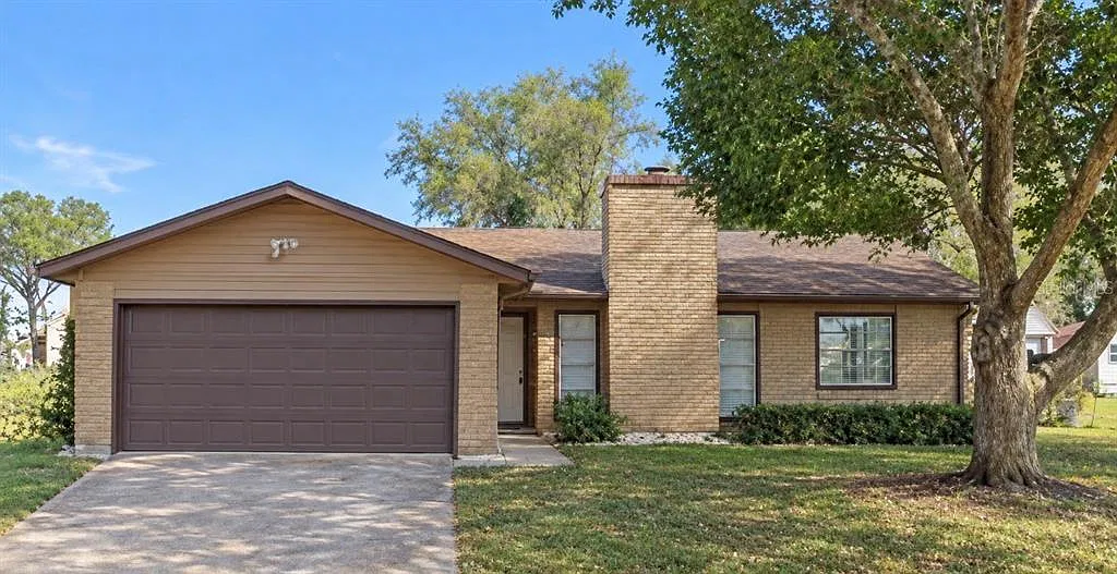 3 bed, 2.0 bath, 1424 sqft, $2,200 — Photo 1