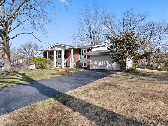 2nd image of 204 Stoney View Ln