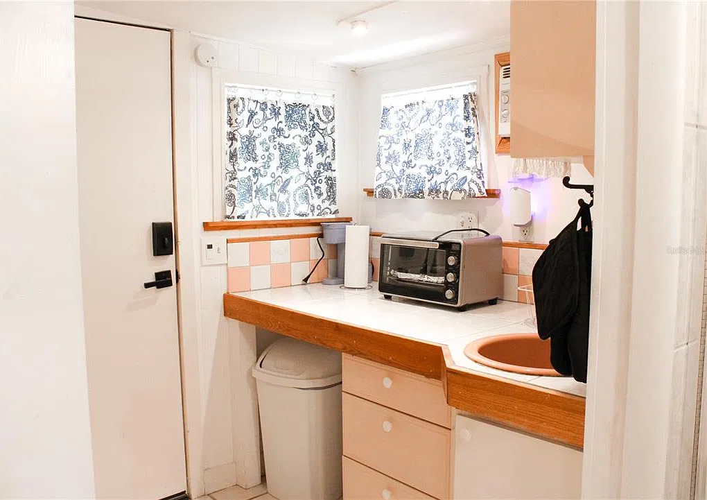 Studio, 1.0 bath, 150 sqft, $1,350 — Photo 4