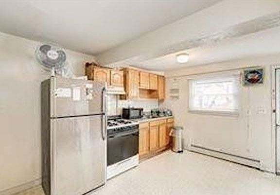 4th image of 79 Waverly St