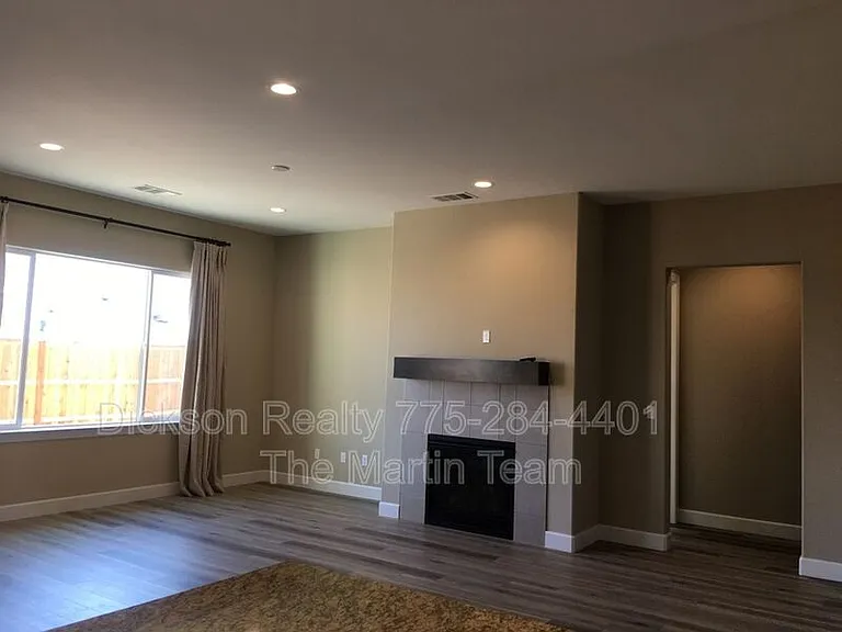 306 Commodore Dr — Photo 3