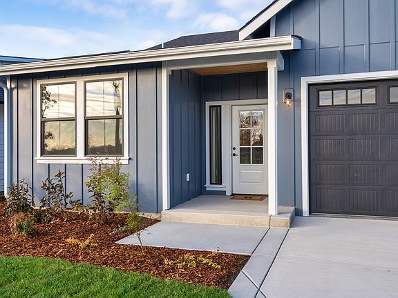 2014 - Grady Plan - Features and colors may differ.