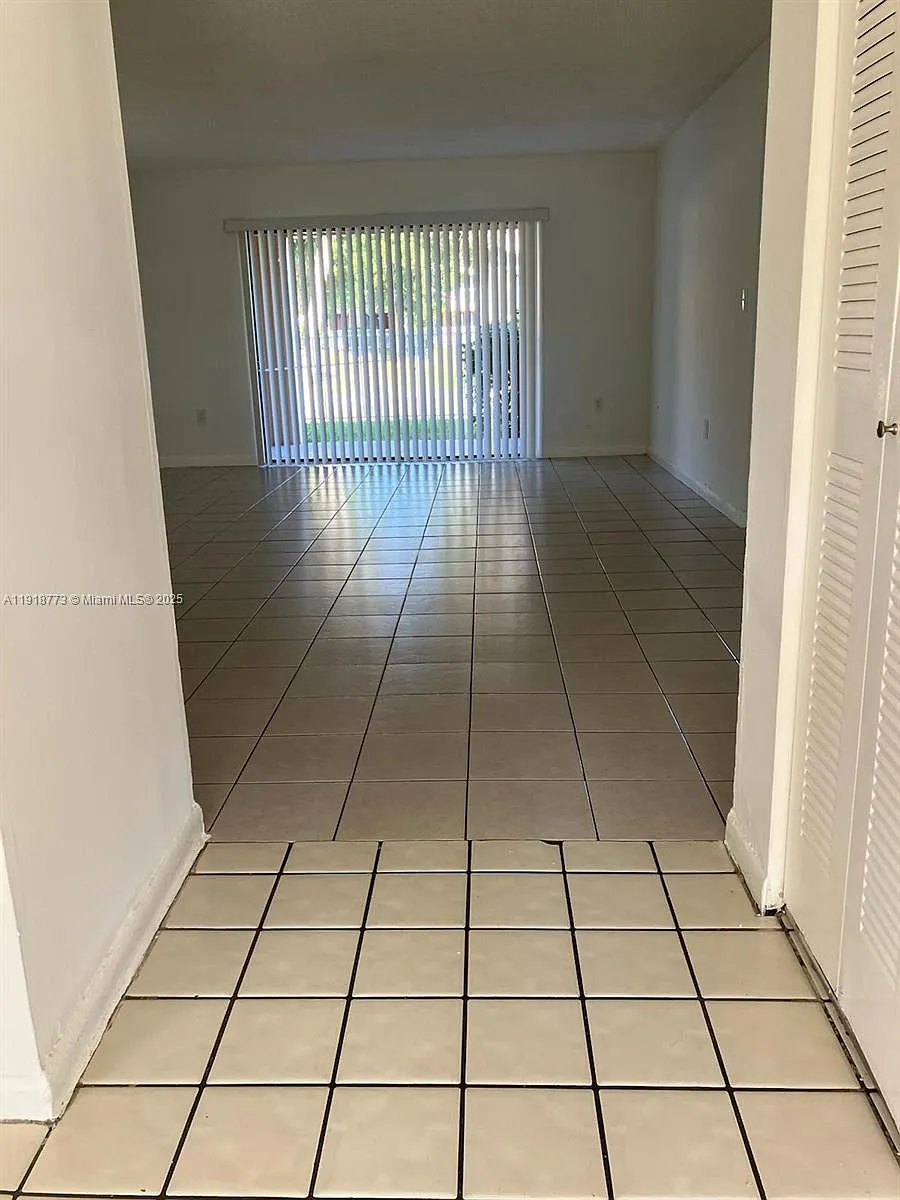 Building Photo - 5200 NW 31st Ave #40