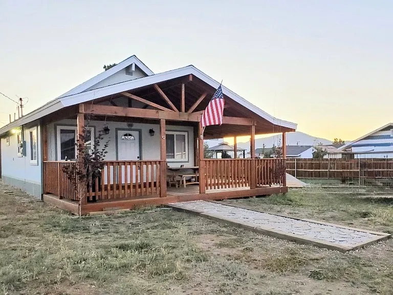 813 Pinon Ln — Photo 1