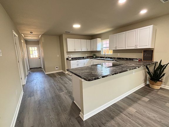4th image of 704 E 5th St