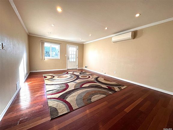 3rd image of 11 Howard St