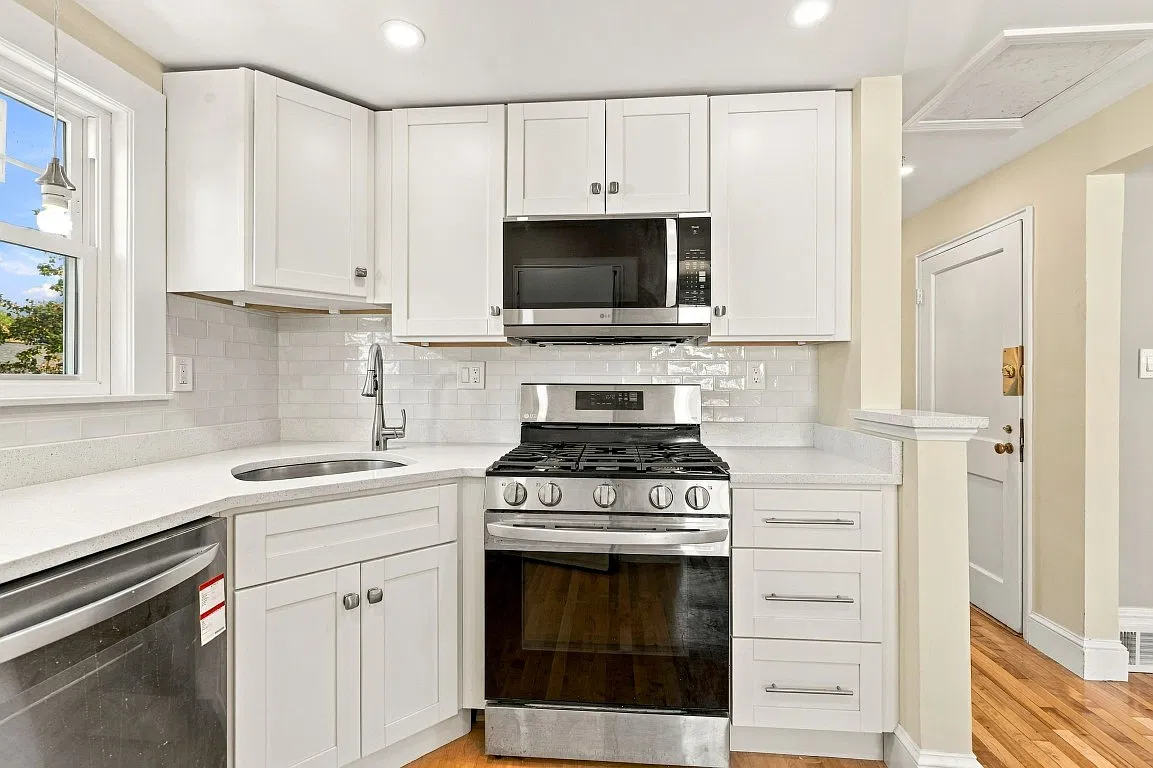 2 bed, 779 sqft, $2,600 — Photo 3