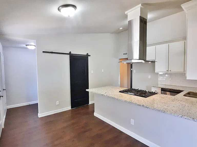1320 Iris Ln — Photo 4
