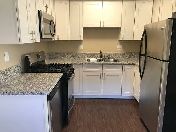 Elmwood Apartments — Photo 13