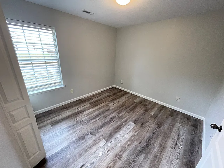 724 Llewellyn Ln — Photo 5