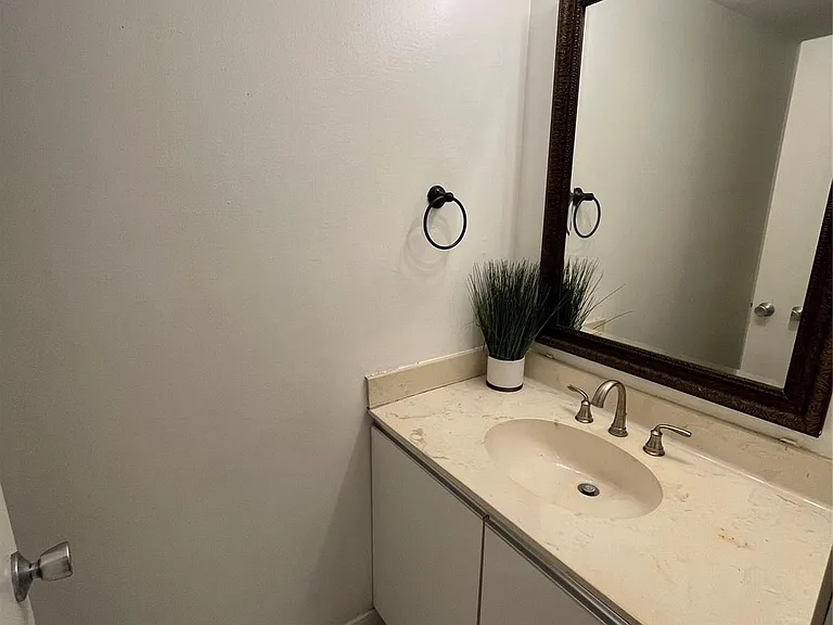 907 Hawthorne St — Photo 5