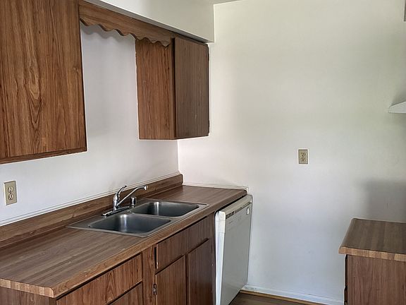 3rd image of 404 Cecil St #3