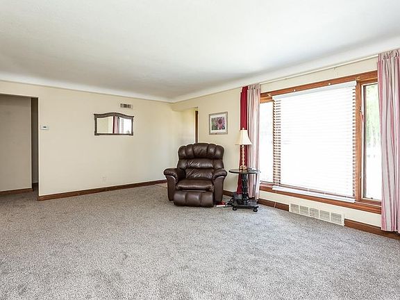 3rd image of 21561 Riviera Dr