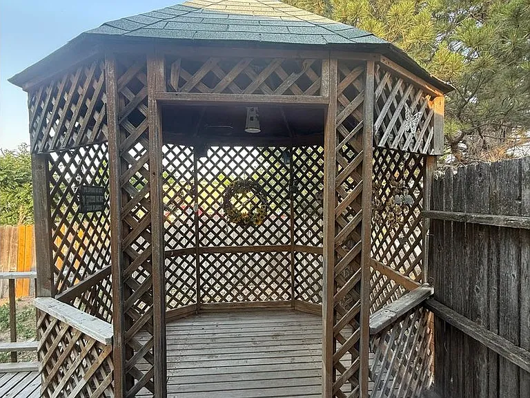 114 Linden Dr — Photo 26