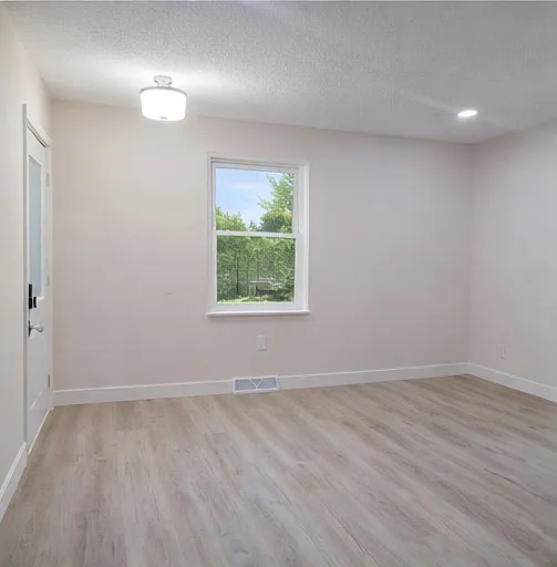4586 Shattuck Rd — Photo 5