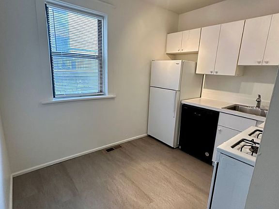 4th image of 4415 Pershing Ave #520c0181f