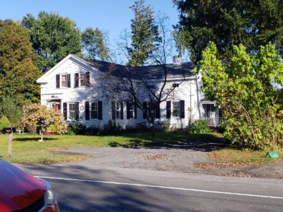 2nd image of 372 Saratoga Rd