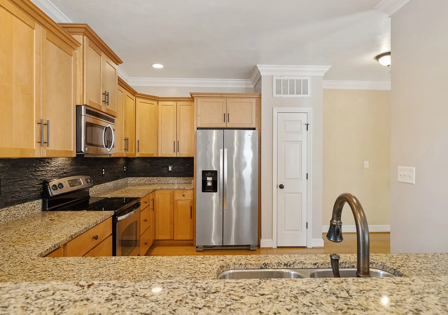 Beautiful 3-story home featuring 3 bedrooms and stylish custom finishes throughout - close to bea... — Photo 4