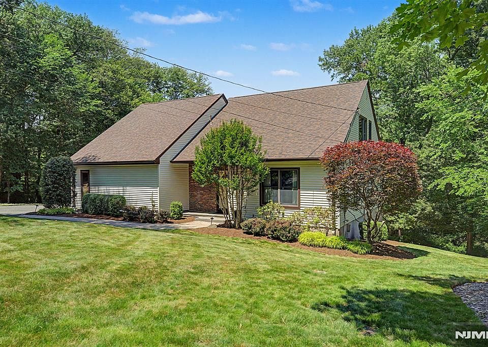 1st image of 829 Ramapo Valley Rd