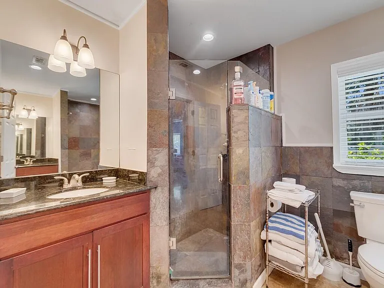527 E Causeway Blvd — Photo 17