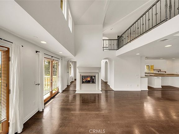 3rd image of 611 9th St #1