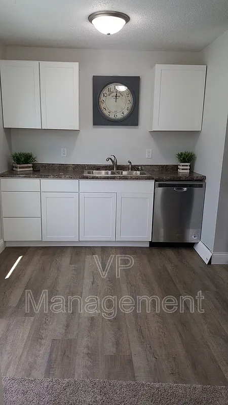 2 bed, 1.0 bath, $1,200 — Photo 2