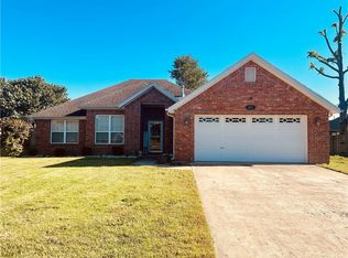 811 Grant Ave, Prairie Grove, AR 72753