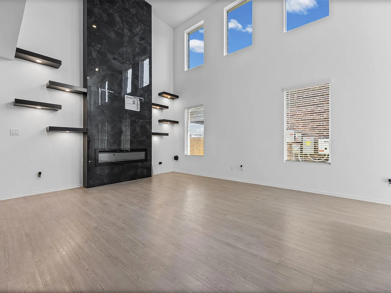 4 bed, 3.0 bath, 2472 sqft, $2,675 — Photo 2