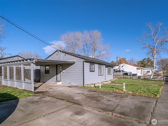 3rd image of 1820 W Lakeside Drive