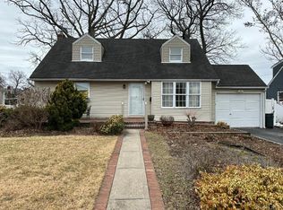 1009 Park Ln N, Franklin Square, NY 11010