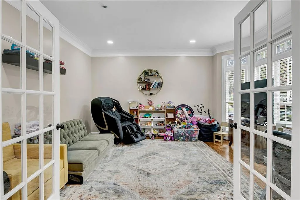 4 bed, 2.5 bath, 3000 sqft, $3,800 — Photo 4