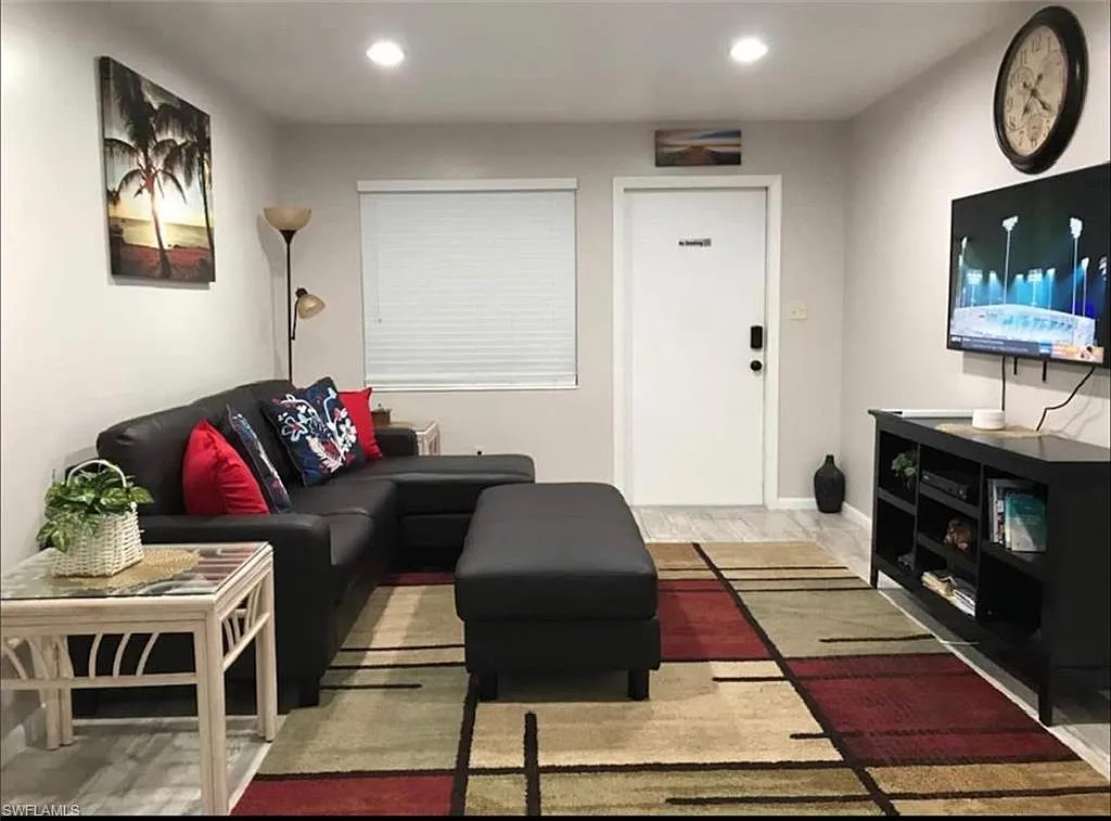 2 bed, 1.0 bath, 800 sqft, $1,700 — Photo 2
