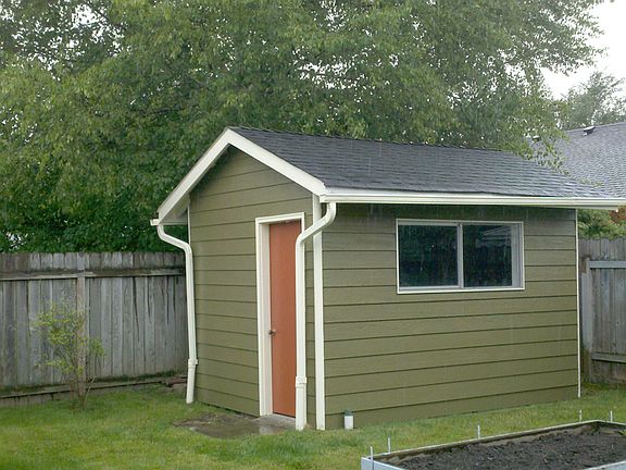 Shed in Back Yard