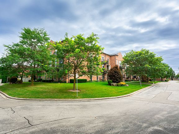 2nd image of 262 Dundas St E #111