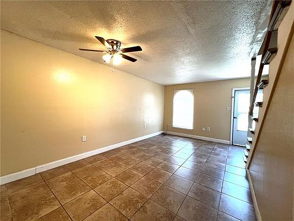 5th image of 802 Farrington Dr