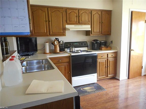 5th image of 220 Susan Newton Ln