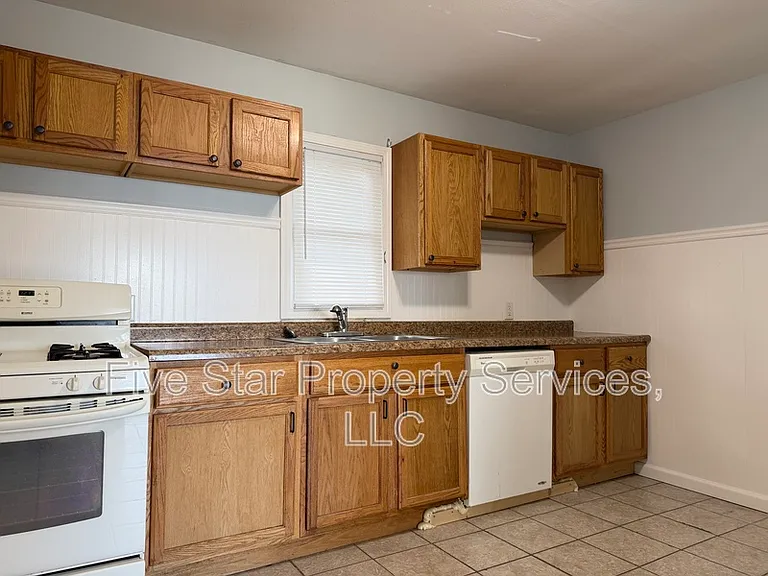 1028 W Iles Ave — Photo 5