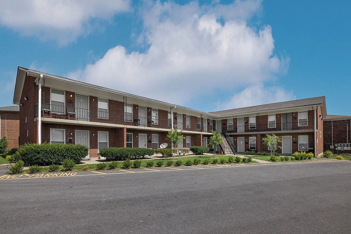 Photo 2 of 16 - 4810 Saddlebrook Ln - Louisville, KY Building Photo - 4810 Saddlebrook Ln