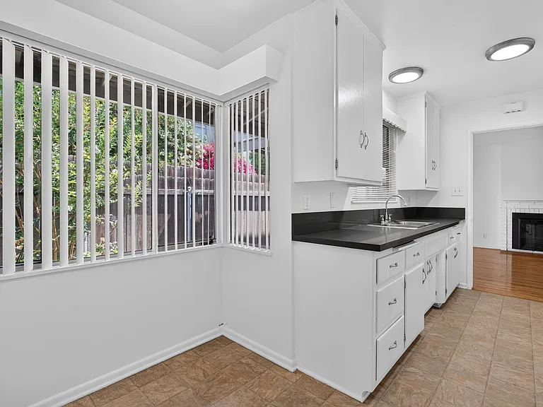 425 S Los Robles Ave — Photo 23