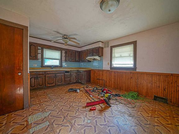 5th image of 2323 Sharon Ave