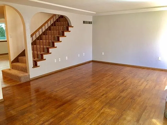 2911 Crystal Springs Rd W — Photo 2