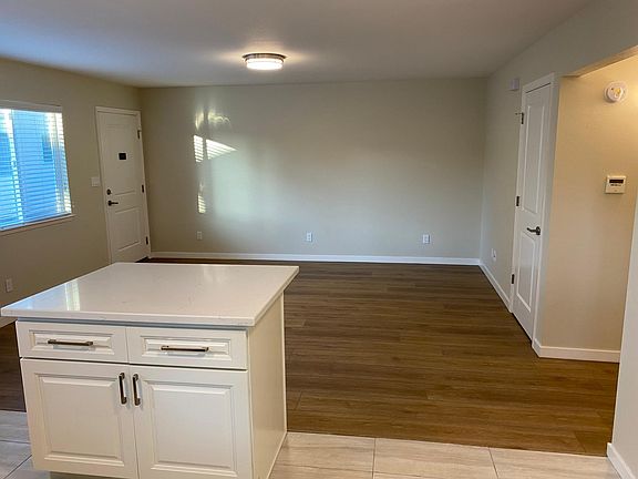 5th image of 1636 Queen Charlotte Dr #1