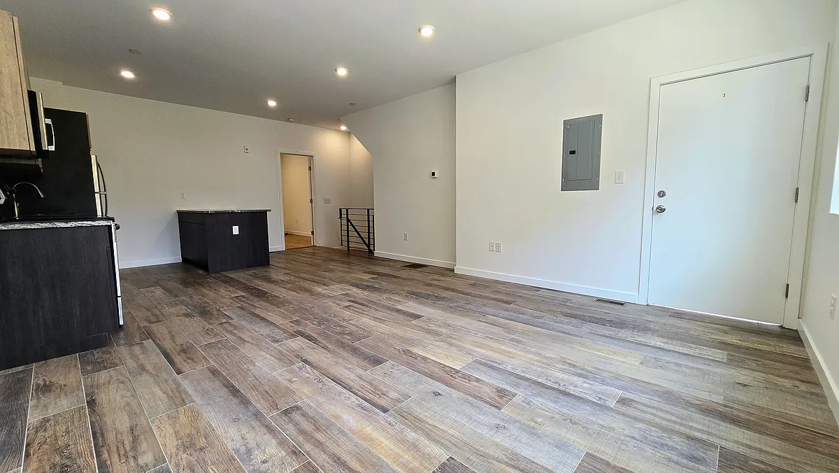 Building Photo - 300 Budd St #C1
