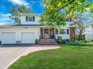 4090 Sherrey Ct, Seaford, NY 11783