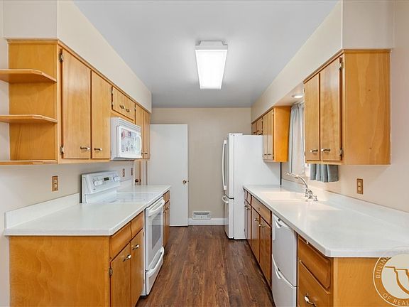 3rd image of 416 Mountain View Ln