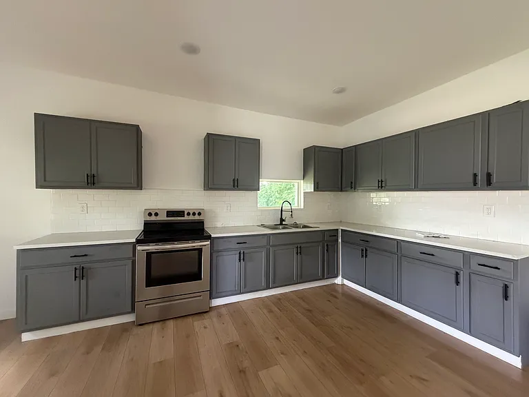 1230 E Davis Ave — Photo 4