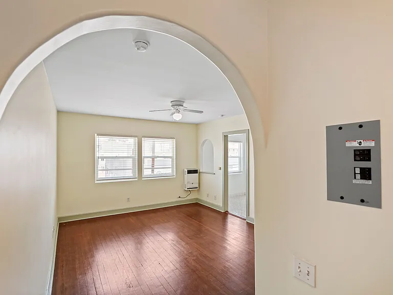 2524 James M Wood Blvd #202 — Photo 13