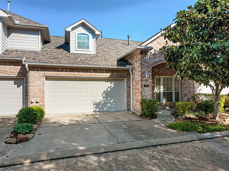 1014 Enclave Sq N — Photo 1